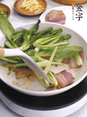 下小青菜翻炒，菜梆子變軟時，撒一點鹽、雞精調(diào)味。