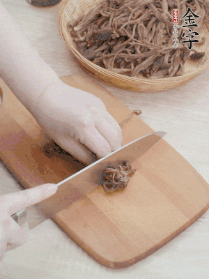 干茶樹菇浸泡過(guò)夜，去老根焯水，擠干水份。