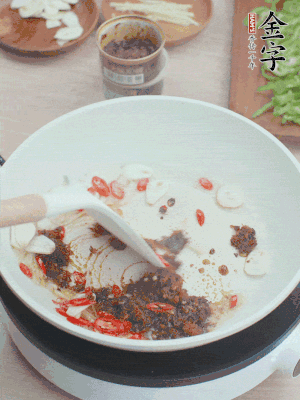 熱鍋涼油，姜蒜、辣椒、金字火腿xo醬炒香。