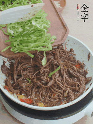 水分煸干，下青椒絲快炒1分鐘。