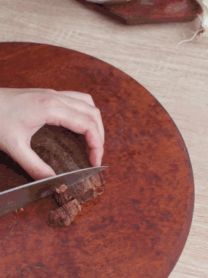 金字臘肉水煮15分鐘，切片。