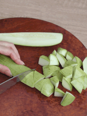 西葫蘆去籽縱向切成4份，斜切成厚片。