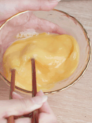 雞蛋調(diào)入少許黃酒打散。