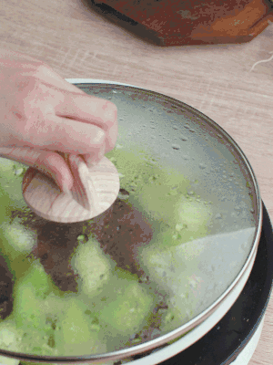 西葫蘆略出水時，加一小撮鹽調(diào)味。