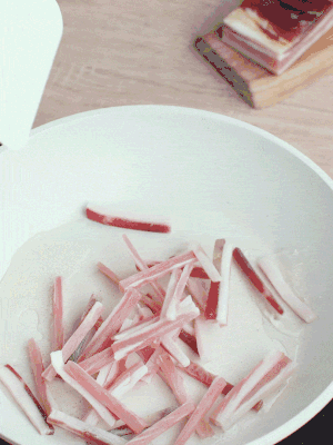 熱鍋涼油，下咸肉絲煸至出油。