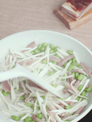 下茭白絲、青豆翻炒。