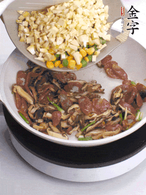 鍋里熱油，爆香蔥白，下香腸片炒至微微出油，加時蔬粒、香菇粒、春筍粒翻炒均勻。