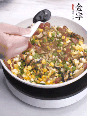 加2勺生抽、1勺蠔油、半勺老抽調(diào)味。