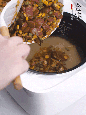 鋪在洗好的大米上，加清水，與食材持平。