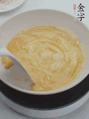 2個雞蛋炒散。