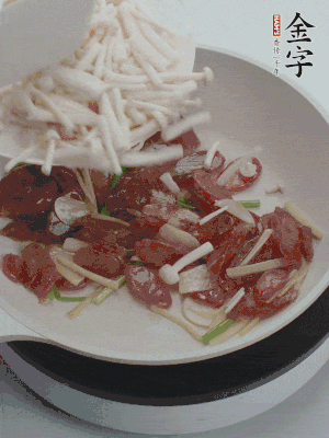 放白玉菇、青紅辣椒、雞蛋。