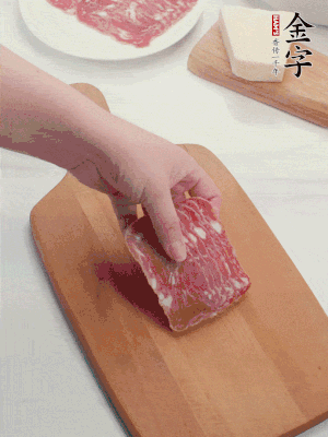 金字培根火腿改刀切小片；白洋蔥切?。恍迈r豌豆剝殼。