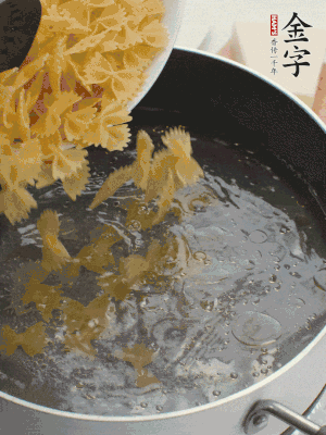 蝴蝶面加橄欖油煮熟；豌豆焯水30秒。