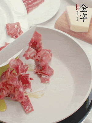 橄欖油煸香金字培根火腿。依次下豌豆、蝴蝶面、洋蔥。