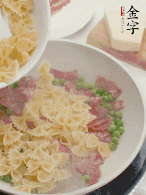 1小勺鹽調(diào)味，混合一起燉煮一下。