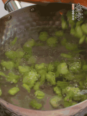 鍋中水沸，放一撮鹽，下蠶豆豆瓣焯3分鐘，下百合，3秒撈出，一起撈出瀝水。