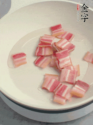 鍋中少許油，金字淡咸肉煸香。