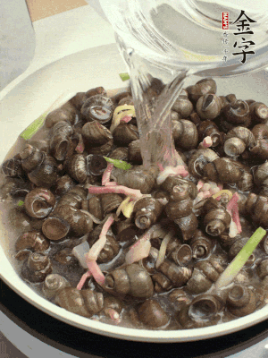 倒處理干凈的螺螄翻炒，加3勺料酒。加清水蓋過螺螄，中火蓋蓋煮5分鐘。