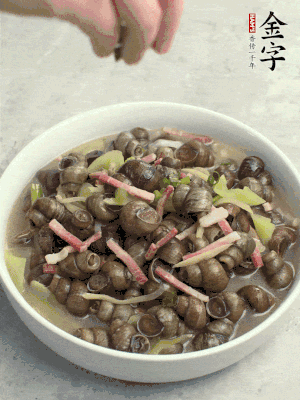 出鍋，撒點(diǎn)蔥花。