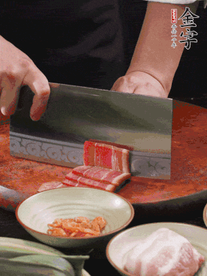 金字火腿上方切薄片，鮮五花肉切薄片。