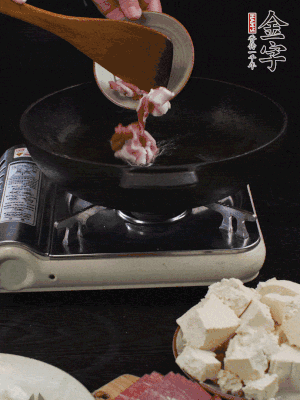 冷油潤鍋，下五花肉煸香。