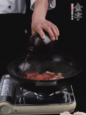 再下火腿片，淋少許黃酒添香。