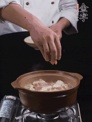 下蝦仁干，煮5分鐘。撒蒜葉，煮1分鐘。