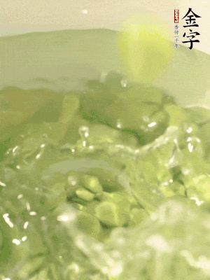 新鮮蠶豆熱水焯水30秒，然后浸入涼水。