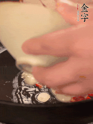 豬油潤鍋，下辣椒、大蒜、火腿片煸香。