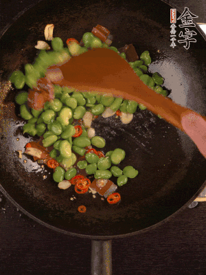 再下蠶豆煸炒，加1勺料酒調(diào)味。