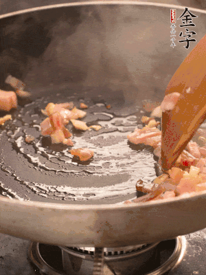 熱油爆香大蒜粒，煸香咸肉丁，淋一勺黃酒調(diào)味。