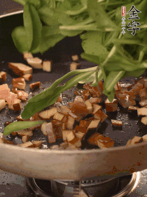 再放香干煸炒，最后放馬蘭頭翻炒至變軟。