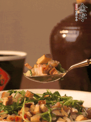 出鍋前嘗味，味淡加點(diǎn)鹽。