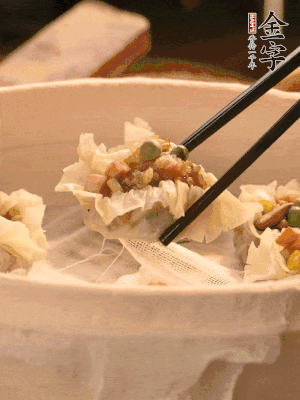 包好的燒賣(mài)放在蒸籠上，水開(kāi)后蒸8分鐘左右。