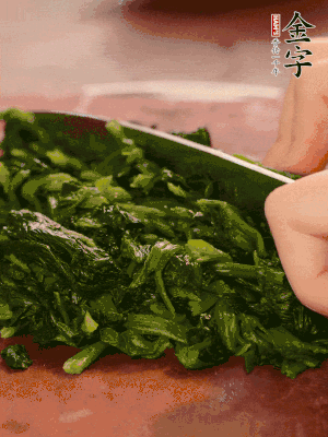 洗凈的菠菜加鹽焯水，撈出晾涼后攥干切碎。胡蘿卜切細(xì)絲。金字烤腸切園片。