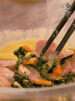 雞蛋、面粉、玉米油攪拌到無(wú)顆粒狀態(tài)。再加入菠菜、胡蘿卜、烤腸。少許鹽調(diào)味。