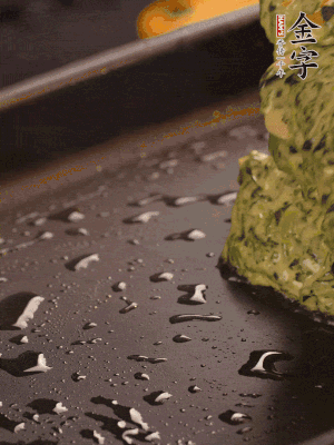 熱鍋擦一下油，下面糊攤平。