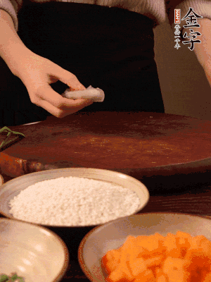 胡蘿卜去皮切丁。蝦仁切小塊。糯米提前浸泡半天。