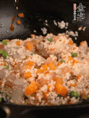 加入糯米翻炒均勻。最后加入蝦仁，用1勺料酒、1勺生抽、1/2勺鹽調(diào)味。