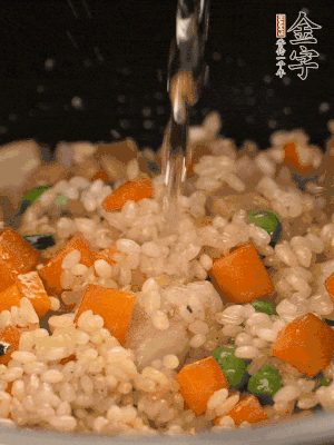 把食材轉(zhuǎn)移到電飯鍋中，倒入點(diǎn)清水，正常煮飯。