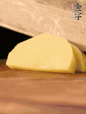 土豆去皮切丁。水開后，放入鍋中煮2-3分鐘，撈出瀝干水分。