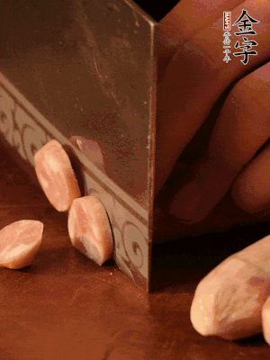 金字烤腸切圓片。