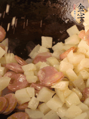 再放烤腸片煎熟。撒點(diǎn)鹽、孜然粉、辣椒面。