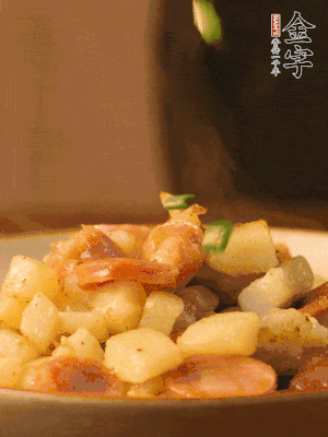 翻炒均勻，撒上蔥花后即可。