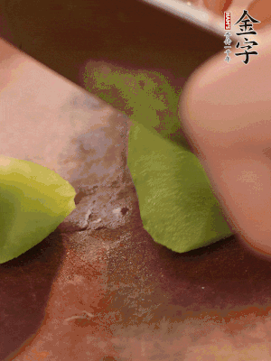 萵筍切滾刀塊。