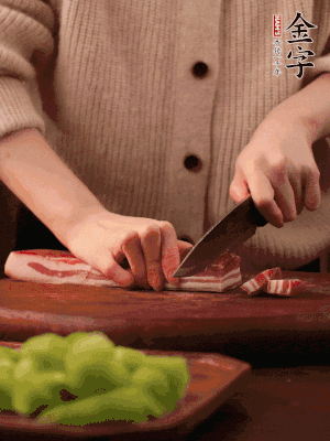金字淡咸肉切片，冷水入鍋，加姜片、料酒略焯水。同步，五花肉切塊焯水。
