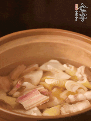 春筍、咸肉、咸肉一起入砂鍋，加姜片、料酒、清水大火煮沸到湯色變白。轉(zhuǎn)小火慢篤半小時。