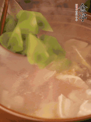 再加入焯水過的百葉結(jié)、萵筍塊燉15-20分鐘。