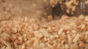 鍋中熱油，依次下食材翻炒，加2勺料酒、少許胡椒粉調味，撒蔥花攪拌均勻。