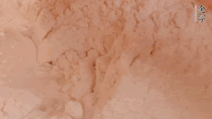 糯米粉中加入溫水，反復揉成團。